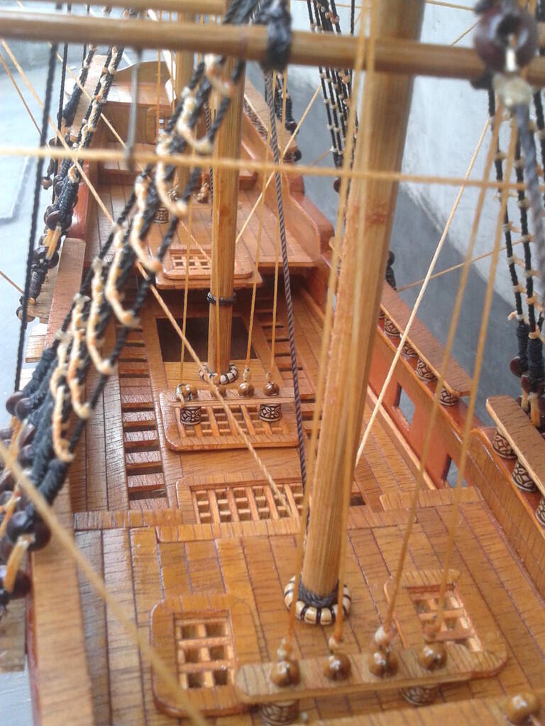 miniatur kapal perang
