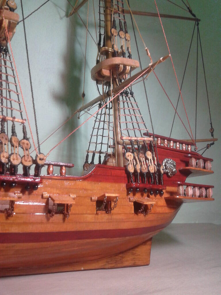 miniatur kapal perang
