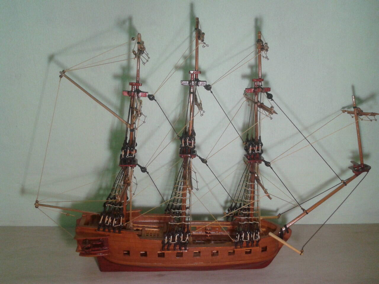 miniatur kapal perang
