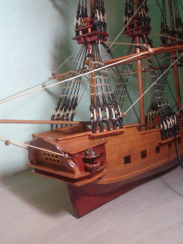 miniatur kapal perang