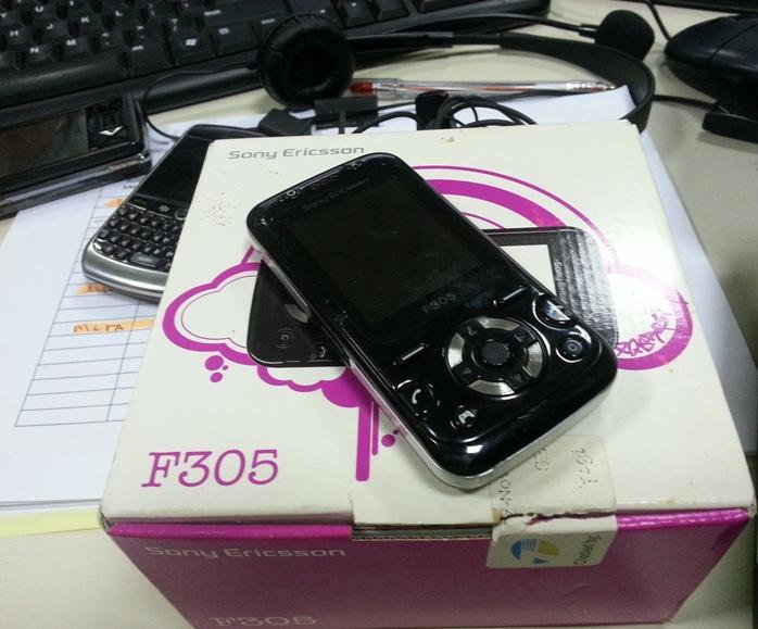 HP SE, BB nggak kepake lagi.. borongan aja