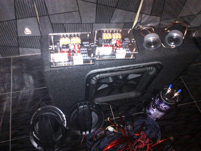dijual full AUDIO VENOM dan speaker 12inci KICKER 90%masih sprt baru