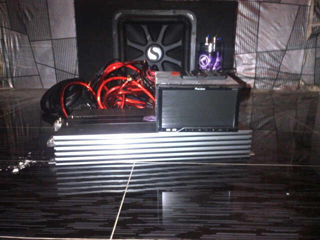 dijual full AUDIO VENOM dan speaker 12inci KICKER 90%masih sprt baru