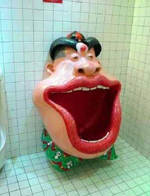 Bahkan Toilet pun jadi bahan Kreatif nya manusia !