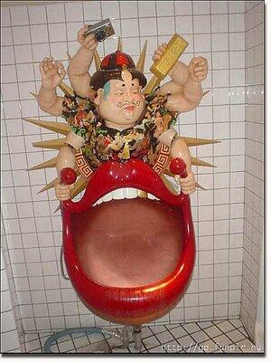 Bahkan Toilet pun jadi bahan Kreatif nya manusia !