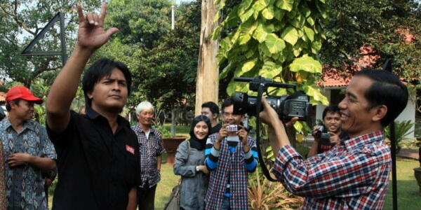 Jokowi Jadi Paparazzi, hati hati aja semua Lurah n Camat :p