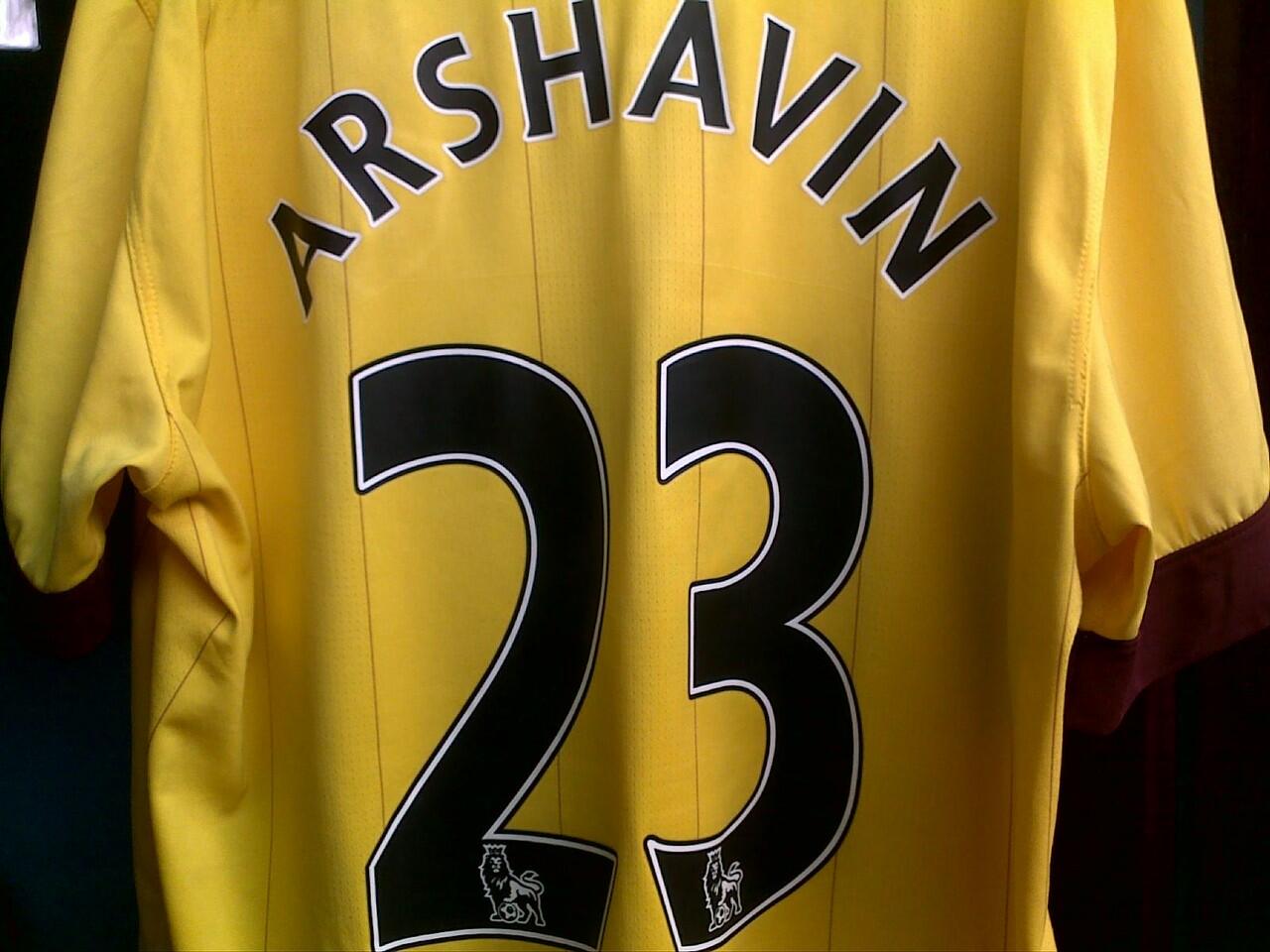 dicari jersey arsenal KW (klo bisa yg jadul ya gan)