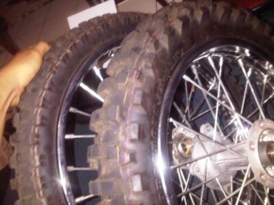 Terjual 1 Set Ban Velg + Tromol eks KLX 16-19 (Ban ganti 