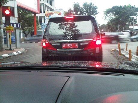 Alphard plat merah di Medan..Bukti kita Negara Kaya !!!