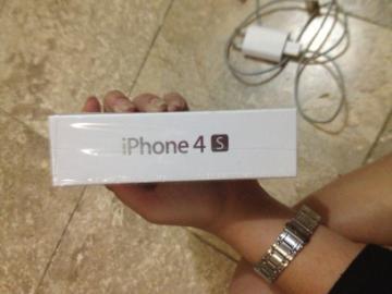 Jual IPHONE 4s 32gb putih mulus ex.cewe (garansi panjang JUNI 2013)