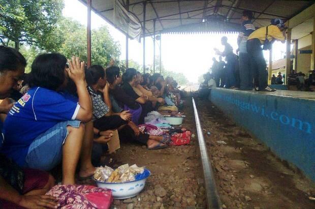 pedagang asongan kereta api, berikan pendapatmu dan solusi terbaik