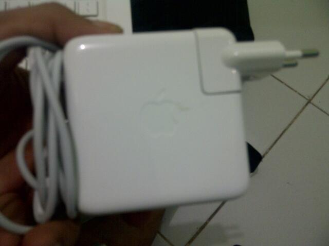 JUAL MACBOOKWHITE UNIBODY CORE2DUO/RAM 2GB/HDD 250GB/VGA NVIDIA 4,85 JUTA SIKAt GAN!!