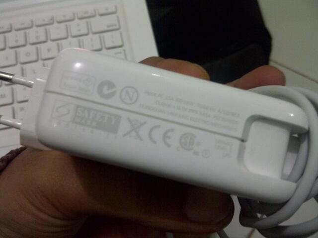 JUAL MACBOOKWHITE UNIBODY CORE2DUO/RAM 2GB/HDD 250GB/VGA NVIDIA 4,85 JUTA SIKAt GAN!!