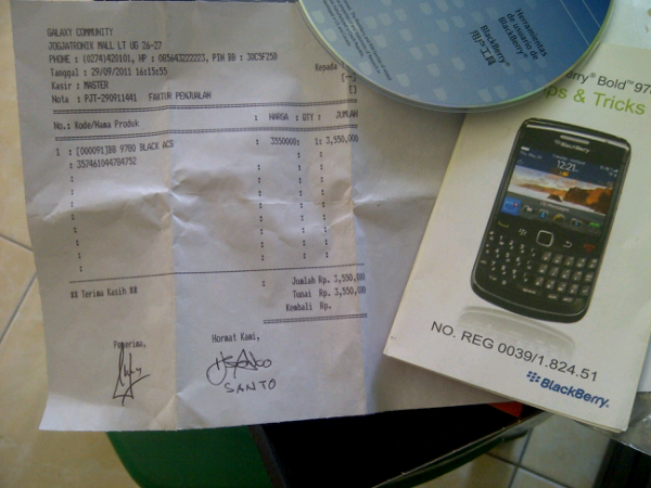 dijual black berry onyx 2 dus buku komplit masih garansi