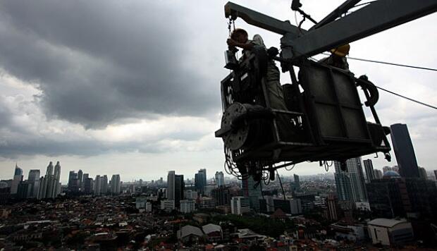 Melihat Aksi Para Pembersih Pencakar Langit