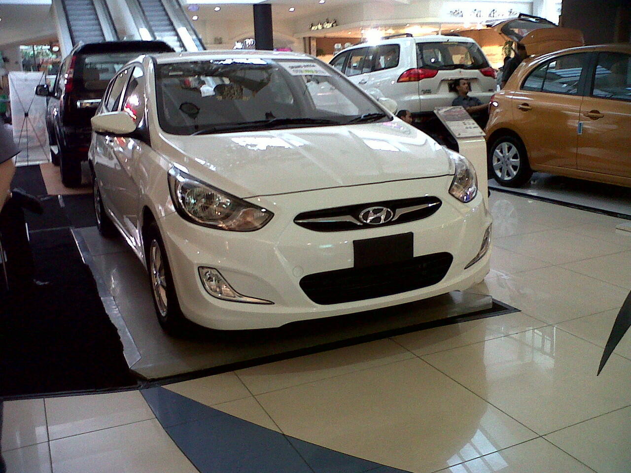 showroom resmi mobil hyundai pusat