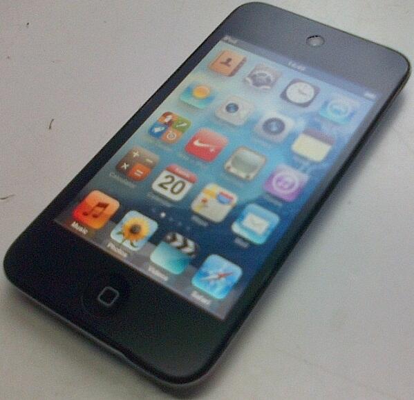 Jual iPod 4th Gen 32 GB Jailbreak Komplit Mulus bonus Capdase & Standing