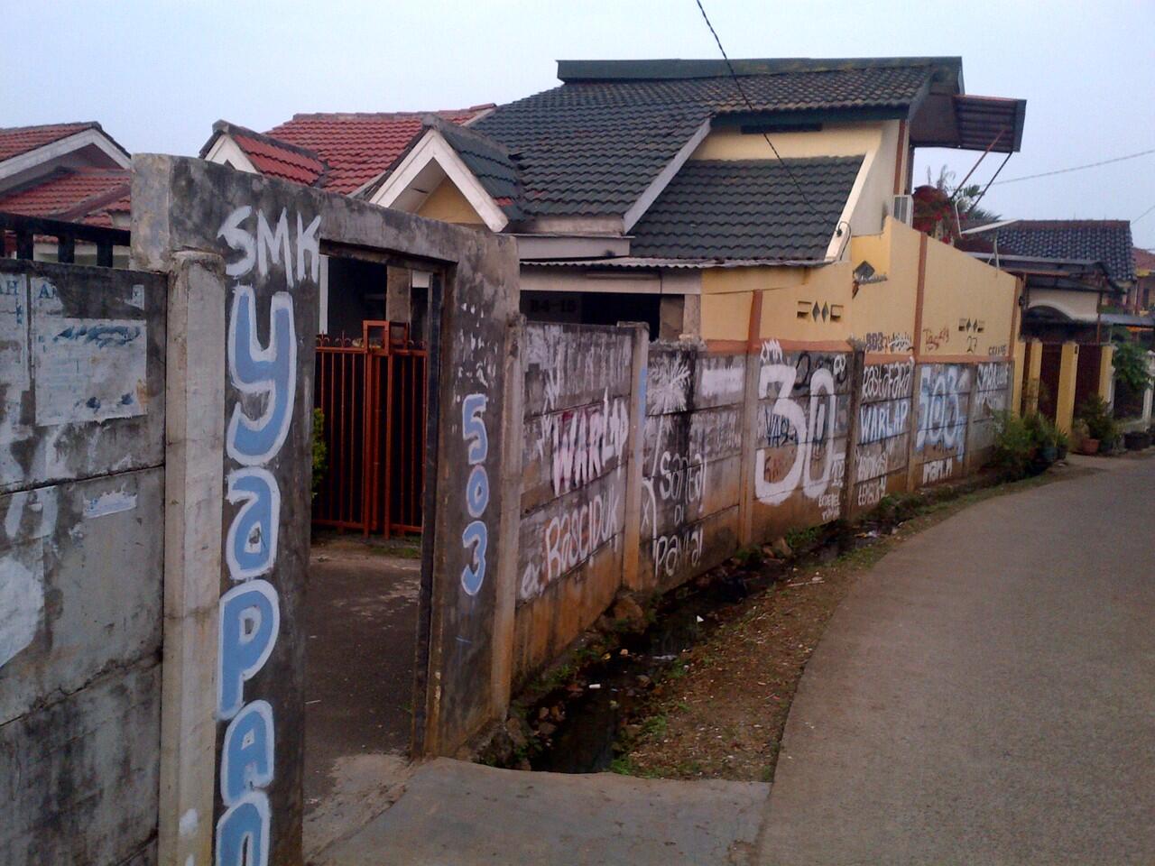 RUMAH MURAH 2 LANTAi AREA KOMPLEK ViLLA CiNERE HiJAU 2,STRATEGiS Di SELATAN JAKARTA