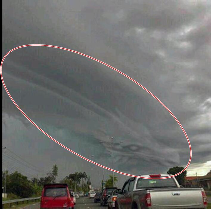 PENAMPAKAN AWAN MIRIP NAGA