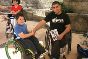 Aaron,Freestyler Di Atas Kursi Roda