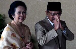 PUISI BJ HABIBIE UNTUK ISTRINYA, AINUN