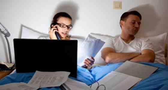 Smartphone Bikin Orang “Gila Kerja”