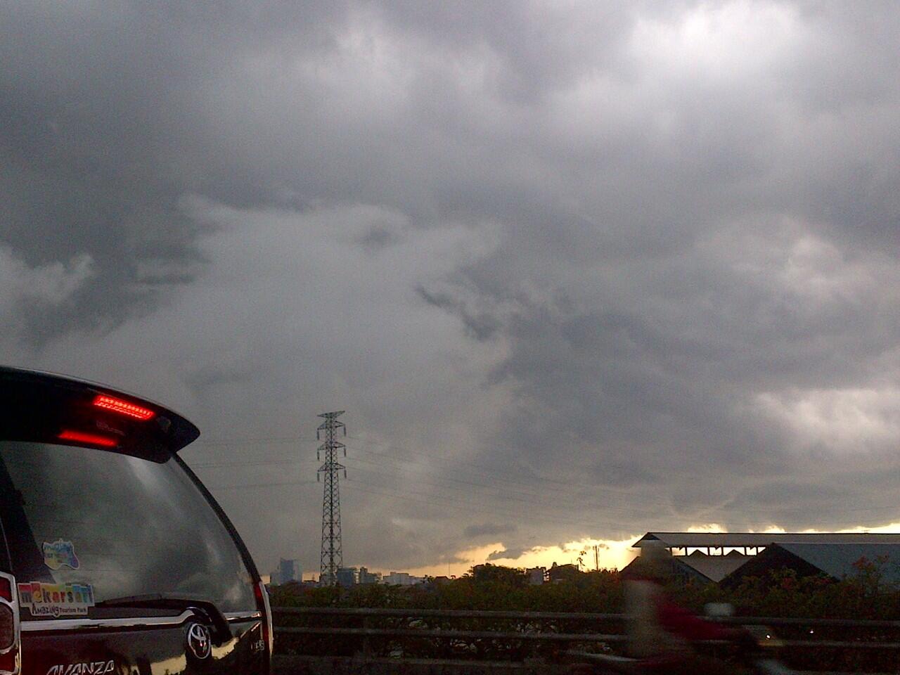 Penampakan Serigala Di langit sore tadi