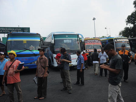 Aksi Percaloan di Terminal Pulo Gadung Meresahkan!!