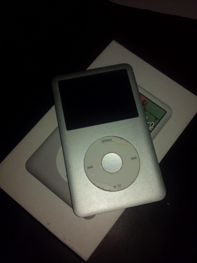 JUAL iPod classic silver 120gb mulus - ga nyampe 1juta gan