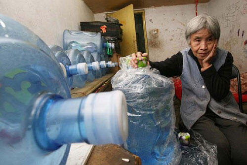 Perjuangan Hidup Nenek Yang Menjual Galon Air Minum