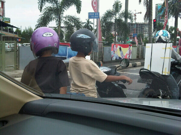 jujur ane emosi liat bocah yg bawa motor!!!