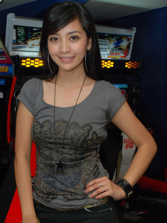 Bugil sotwe. Hesty Purwadinata. Hesti Purwadinata hot. Presenter cantik Indonesia. Presenter TV Indonesia.