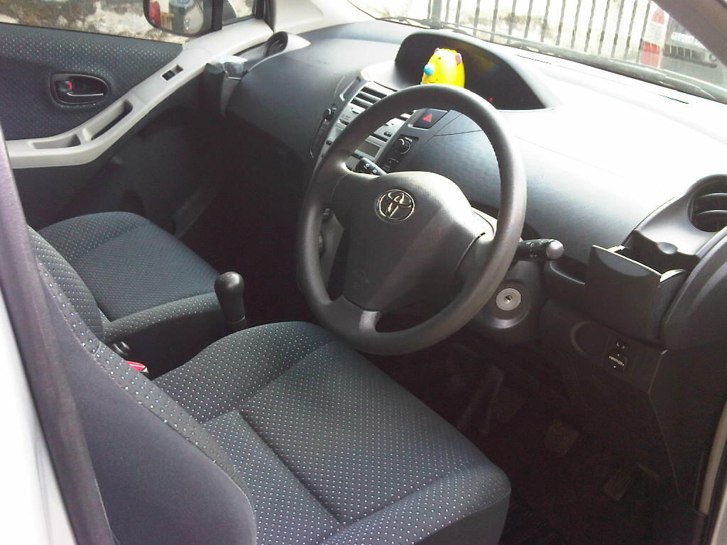 TOYOTA YARIS E MT 2008 SILVER METALIK