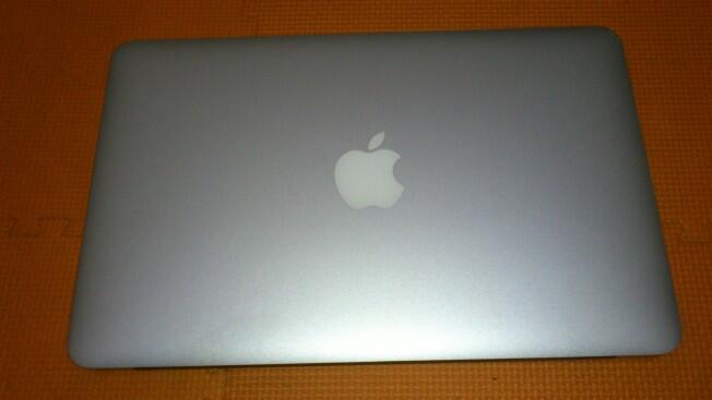 Macbook Air 11 Inch Core i5, Ram 2GB,SSD 60GB, MURAH!