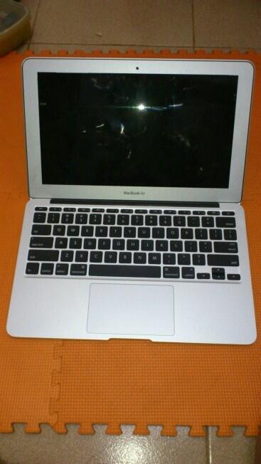 Macbook Air 11 Inch Core i5, Ram 2GB,SSD 60GB, MURAH!