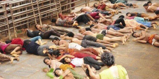 Unik, Ritual Mandi Ludah Di India