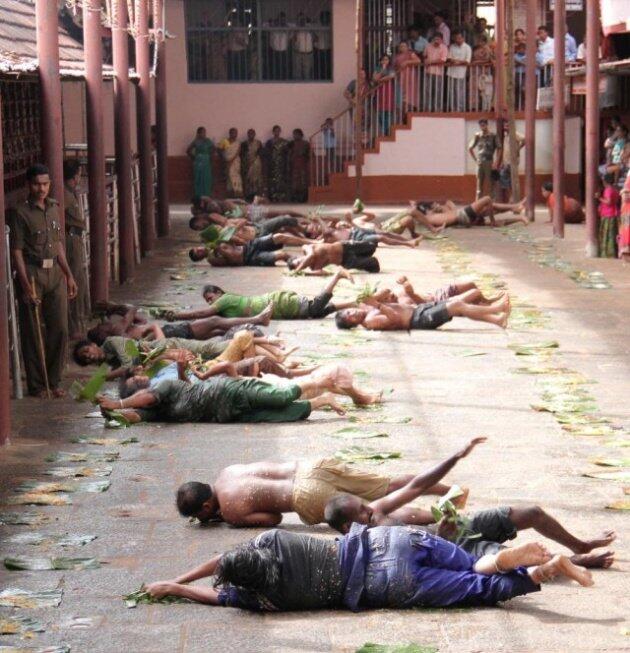 Unik, Ritual Mandi Ludah Di India