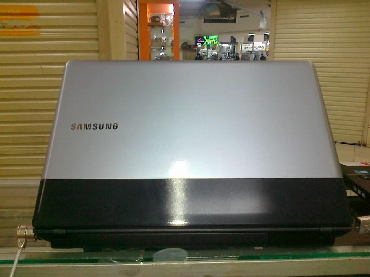 SAMSUNG Series 3 NP300E4Z- ram 2gb / 320gb hdd / vga ati 512mb