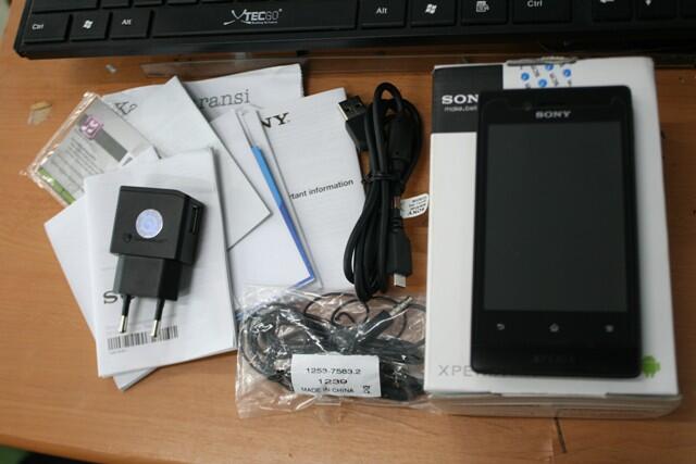 Liat dulu gan !! Sony Xperia miro black St 23i garansi 11 bulan fullset ori like new