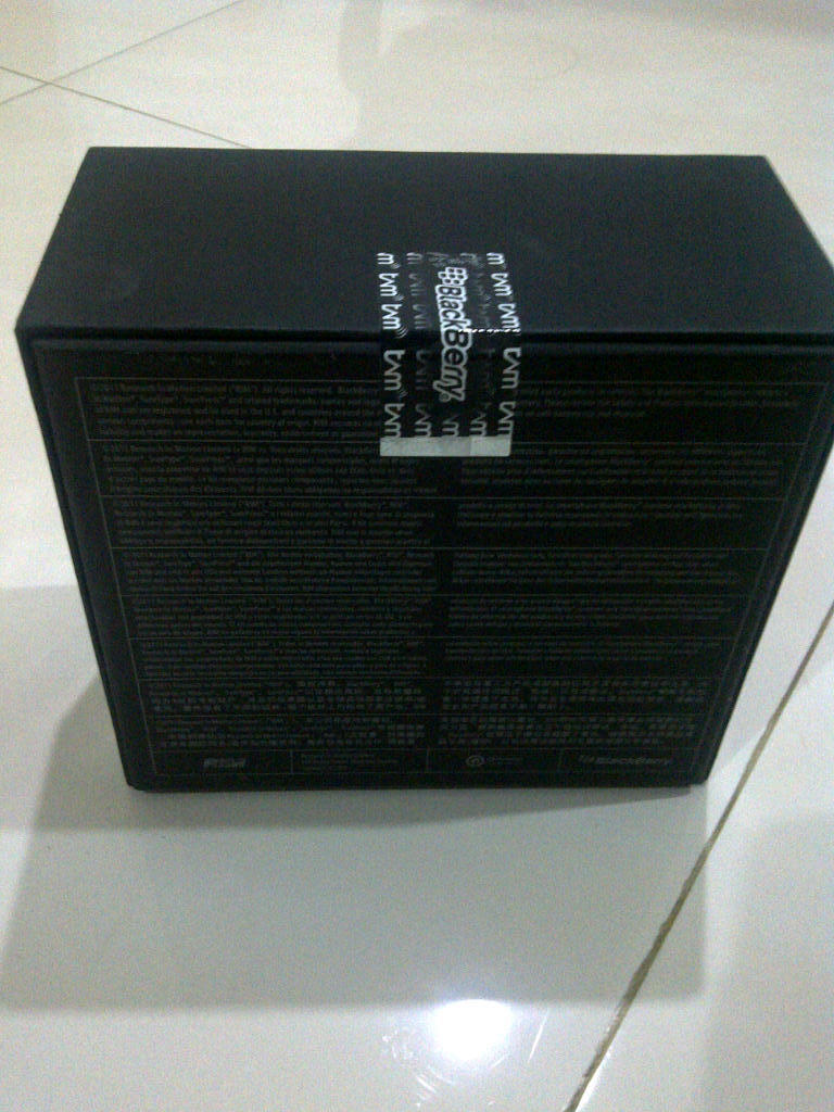 WTS DAKOTA / BLACKBERRY BOLD 9900 BRAND NEW PLUS JM1+CHGR TAM 2TH