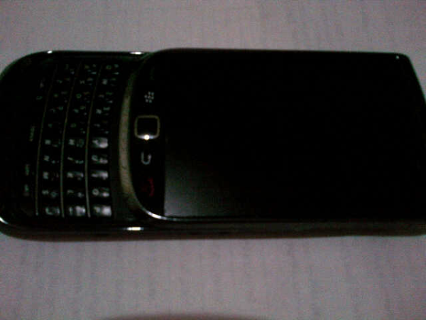 Dijual Blackberry Torch 9800 warna hitam/black ex garansi