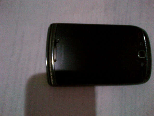 Dijual Blackberry Torch 9800 warna hitam/black ex garansi