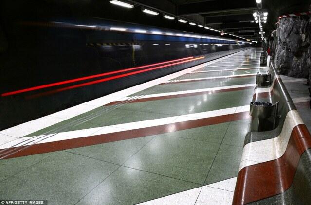 Foto Stasiun Kereta Bawah Tanah Setelah Di Hias Oleh Seniman 