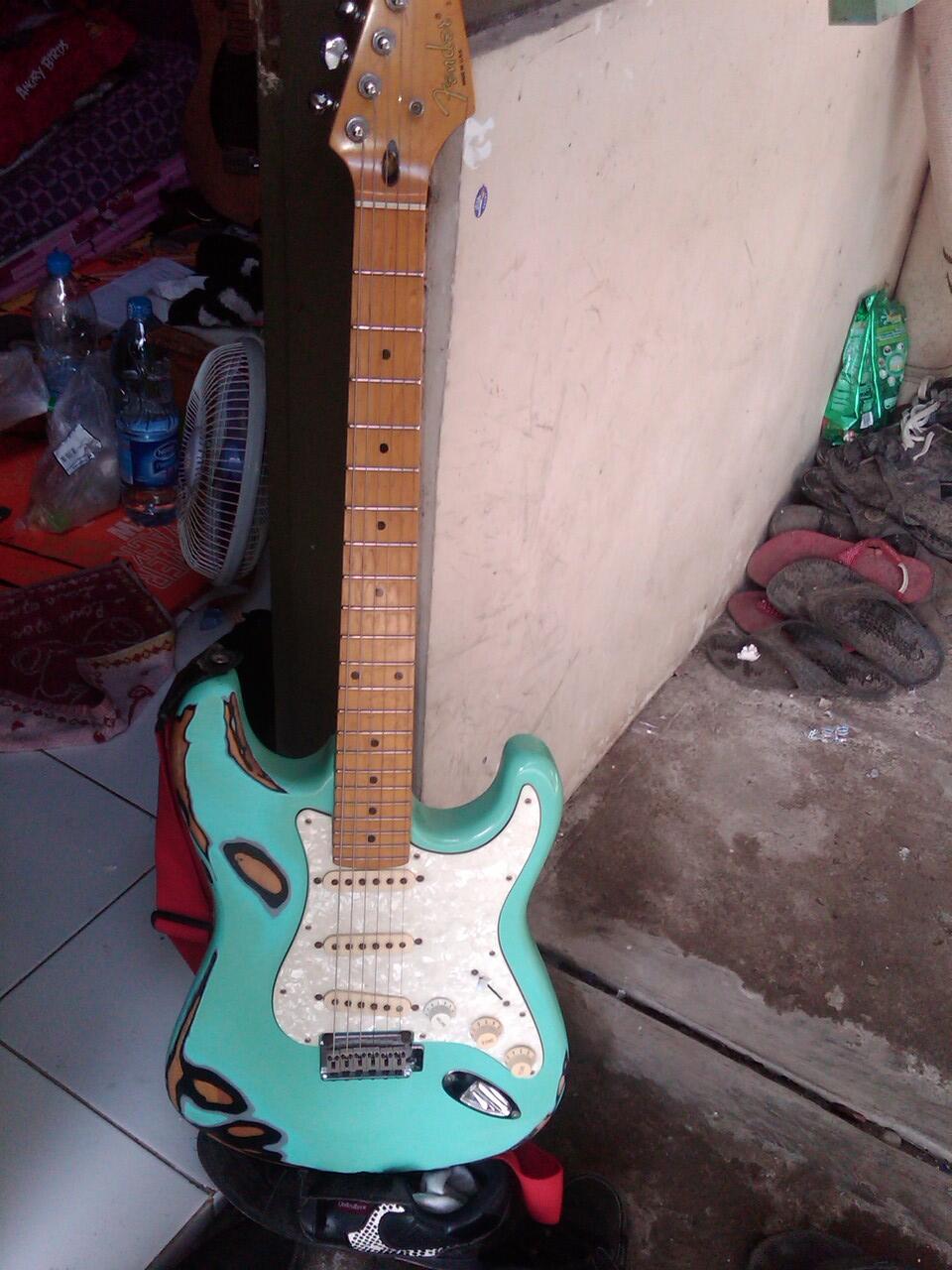 (jual) dijual gitar ( custom ) fender stratocaster american copy