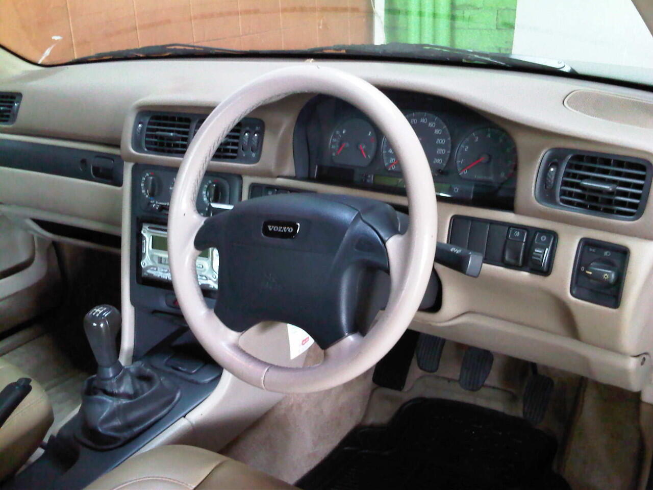 Volvo S70 M/T Tahun 2000 Hitam Solid
