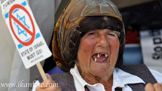 nenek ini sudah 30 tahun demo di depan gedung putih