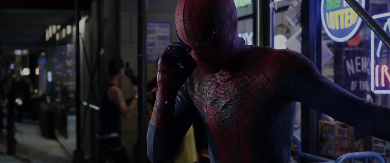 Spiderman juga suka autis sama ponsel gan, dimari :D :D