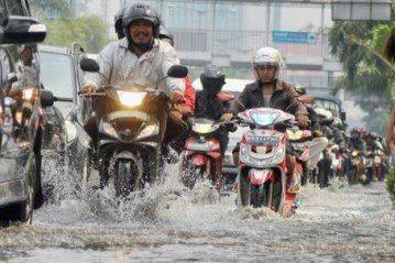 Banjir di Jalan Raya Rancaekek Belum Surut