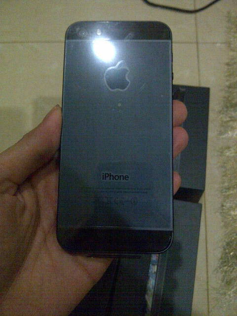jual iphone 5 black (16gb) dan ipod 4th gen (white) 32gb