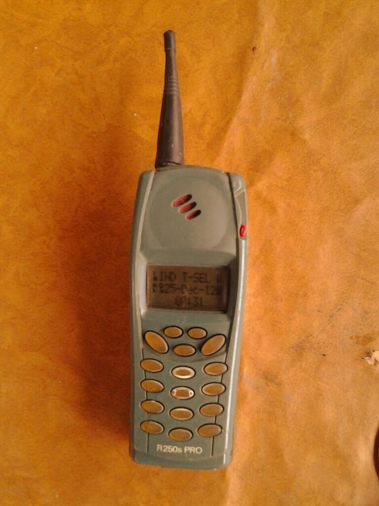 Hape Ericsson Jadul R250 apa adanya >>> jogja